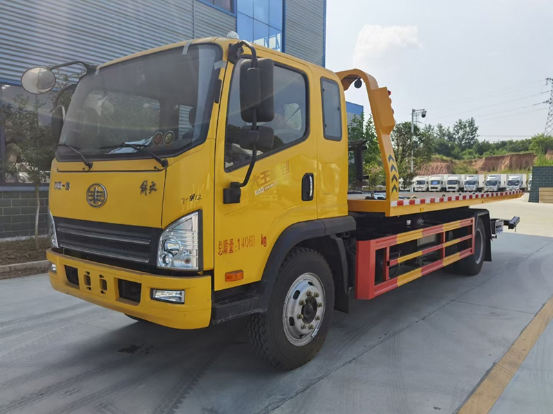 解放4米7軸距清障車